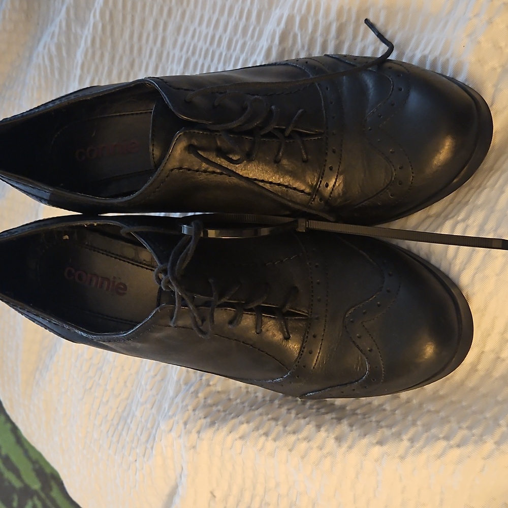 Connie Women's Black Leather Oxfords